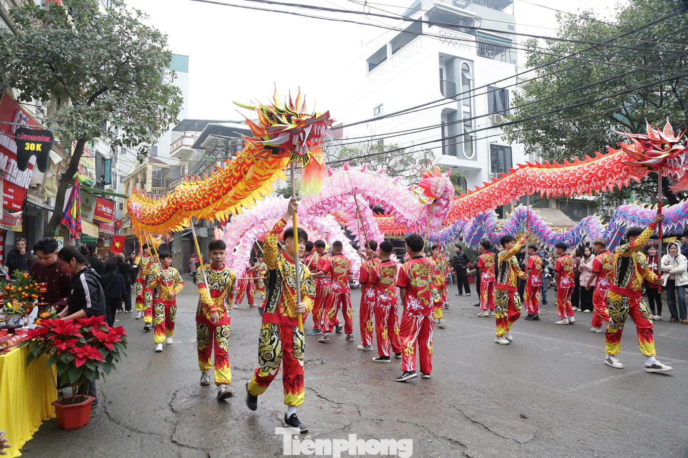 Hội làng Triều Khúc có nhiều trò chơi dân gian đặc sắc như tế lễ, rước kiệu, múa chạy cờ... Trong ngày cuối của lễ hội, điệu múa chạy cờ được tái hiện, gợi nhắc hào khí năm xưa của nghĩa quân Phùng Hưng thao luyện binh mã trước ngày ra trận.