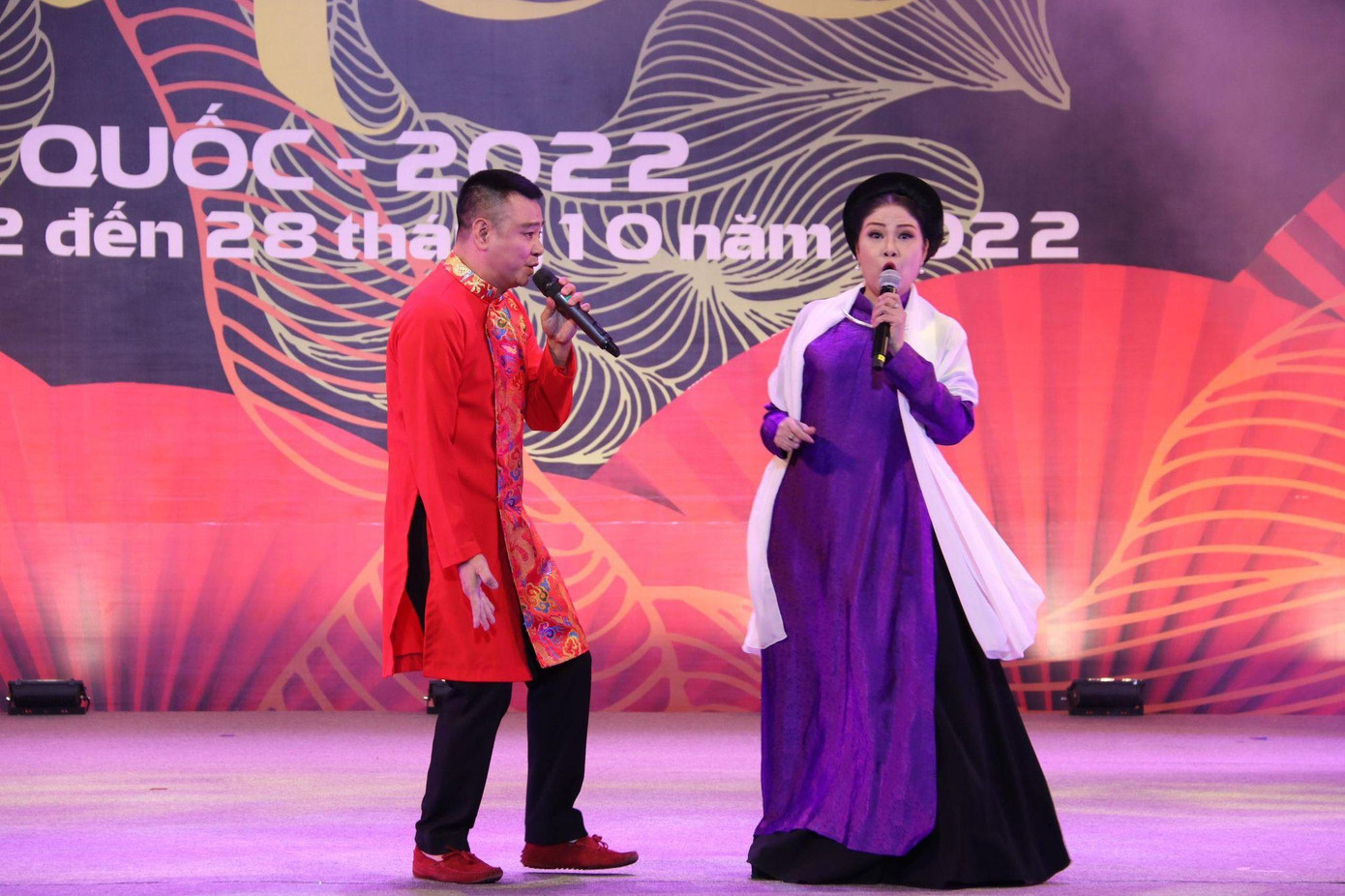 NSND Tự Long, NSND Thanh Ngoan trong vở diễn khai mạc. Ảnh: BTC. NSND Tự Long, NSND Thanh Ngoan trong vở diễn khai mạc. Ảnh: BTC.