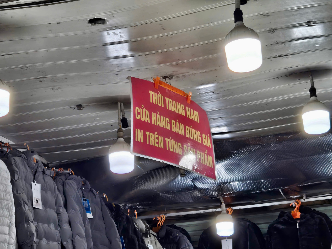 Nhiều cửa hàng treo biển yêu cầu khách không mặc cả. Khi được hỏi về nguồn gốc sản phẩm, các chủ cửa hàng từ chối trả lời. Nguyễn Thùy Linh (22 tuổi, quê Yên Bái) cho biết: "Với mức giá chỉ vài chục tới vài trăm nghìn, tôi nghĩ sản phẩm thời trang ở đây không phải hàng chính hãng. Tuy nhiên với mức sống của sinh viên, tôi không bận tâm mấy về những logo in trên áo. Quần áo in tên thương hiệu nào cũng được. Nếu không mua hàng ở sàn thương mại điện tử, các cửa hàng ở chợ Nhà Xanh cũng là điểm đến thuận tiện cho sinh viên".