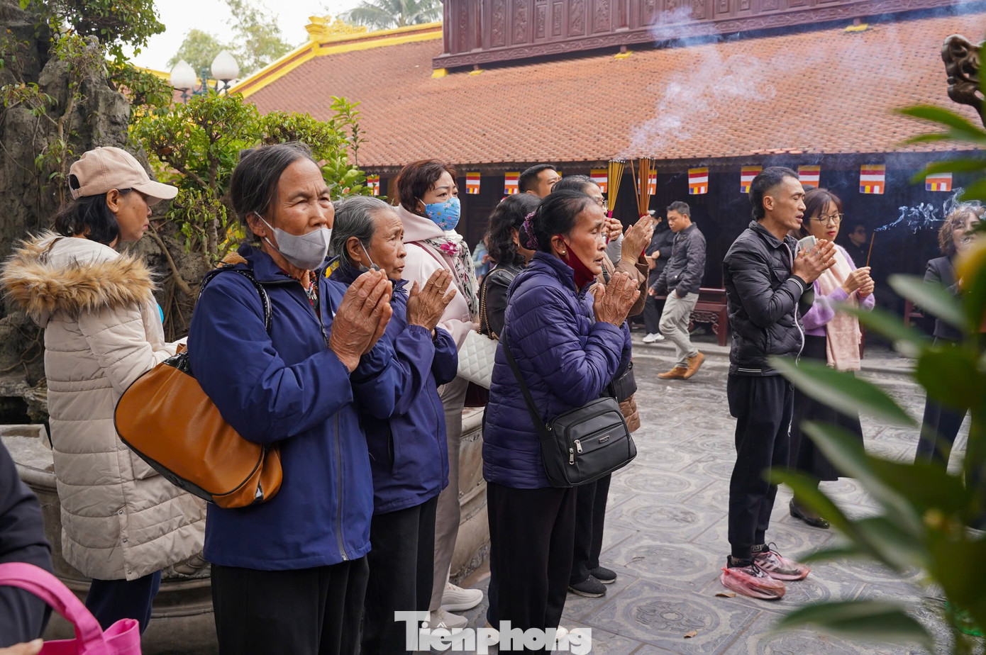 Theo khảo sát của phóng viên, người dân đến chùa chủ yếu là phụ nữ trung niên, người cao tuổi.