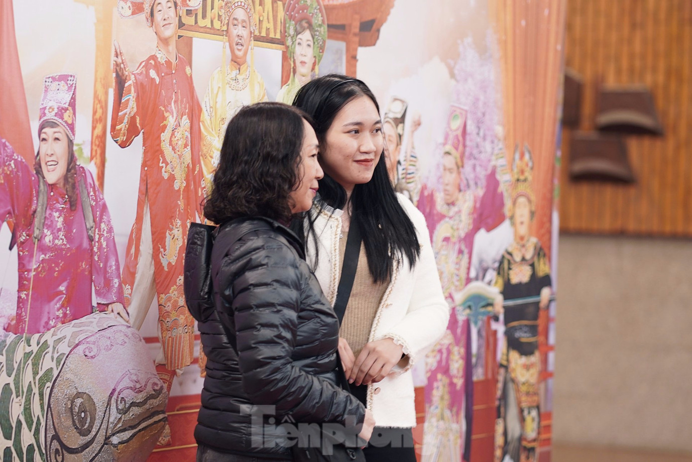 Sau 20 năm phát sóng, Táo Quân vẫn là món ăn tinh thần không thể thiếu của khán giả dịp Tết Nguyên đán. Táo Quân 2023 chào đón sự trở lại của nhiều gương mặt quen thuộc như NSƯT Xuân Bắc, NSND Công Lý... Các nghệ sĩ trẻ hứa hẹn mang đến màu sắc mới cho chương trình. Ngày 8/1, chương trình ghi hình buổi cuối cùng trước khi phát sóng chính thức vào đêm Giao thừa. Ảnh: TRỌNG QUÂN.