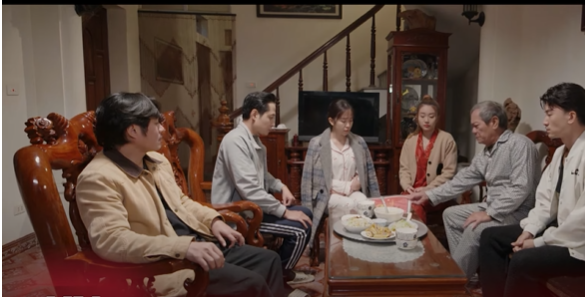 Ông Công trao lại tài sản cuối cùng cho con dâu. Ảnh: CMH.