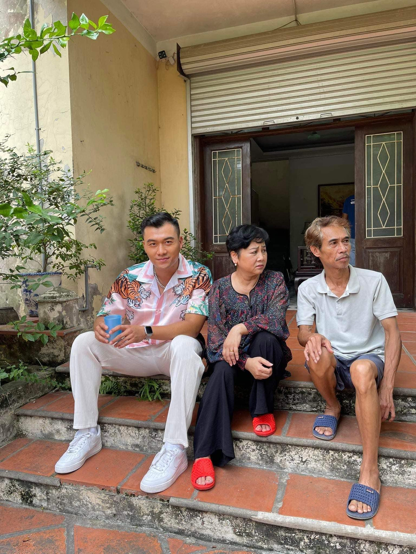 Nhiều phân đoạn của NSND Minh Hằng khiến khán giả thích thú vì diễn xuất tự nhiên, như cảnh mắng "bạn gái" của con, cảnh cho con trai vay 3 chỉ vàng để đánh án và những phân đoạn tung hứng với NSƯT Phú Đôn. Nhiều phân đoạn của NSND Minh Hằng khiến khán giả thích thú vì diễn xuất tự nhiên, như cảnh mắng "bạn gái" của con, cảnh cho con trai vay 3 chỉ vàng để đánh án và những phân đoạn tung hứng với NSƯT Phú Đôn.