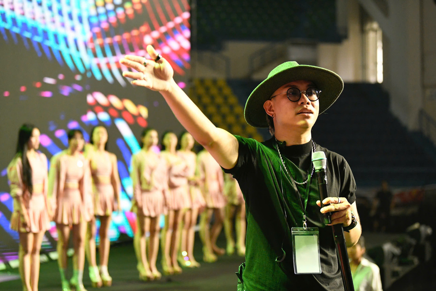 Sân khấu chung khảo toàn quốc cũng thể hiện được bốn trụ cột của Hoa hậu Việt Nam 2024 là Sắc đẹp - Trí tuệ - Văn hóa - Cống hiến.