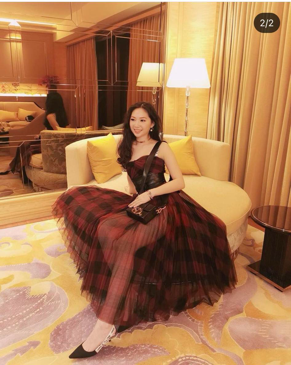 Thiếu nữ 17 tuổi nhà Chân Tử Đan - Lưu Thi Thi thường xuất hiện cùng bố mẹ tại các sự kiện giải trí. Chân Tế Như thường xuyên đăng tải những lần &quot;lên đồ&quot; sang chảnh hệt như siêu mẫu.