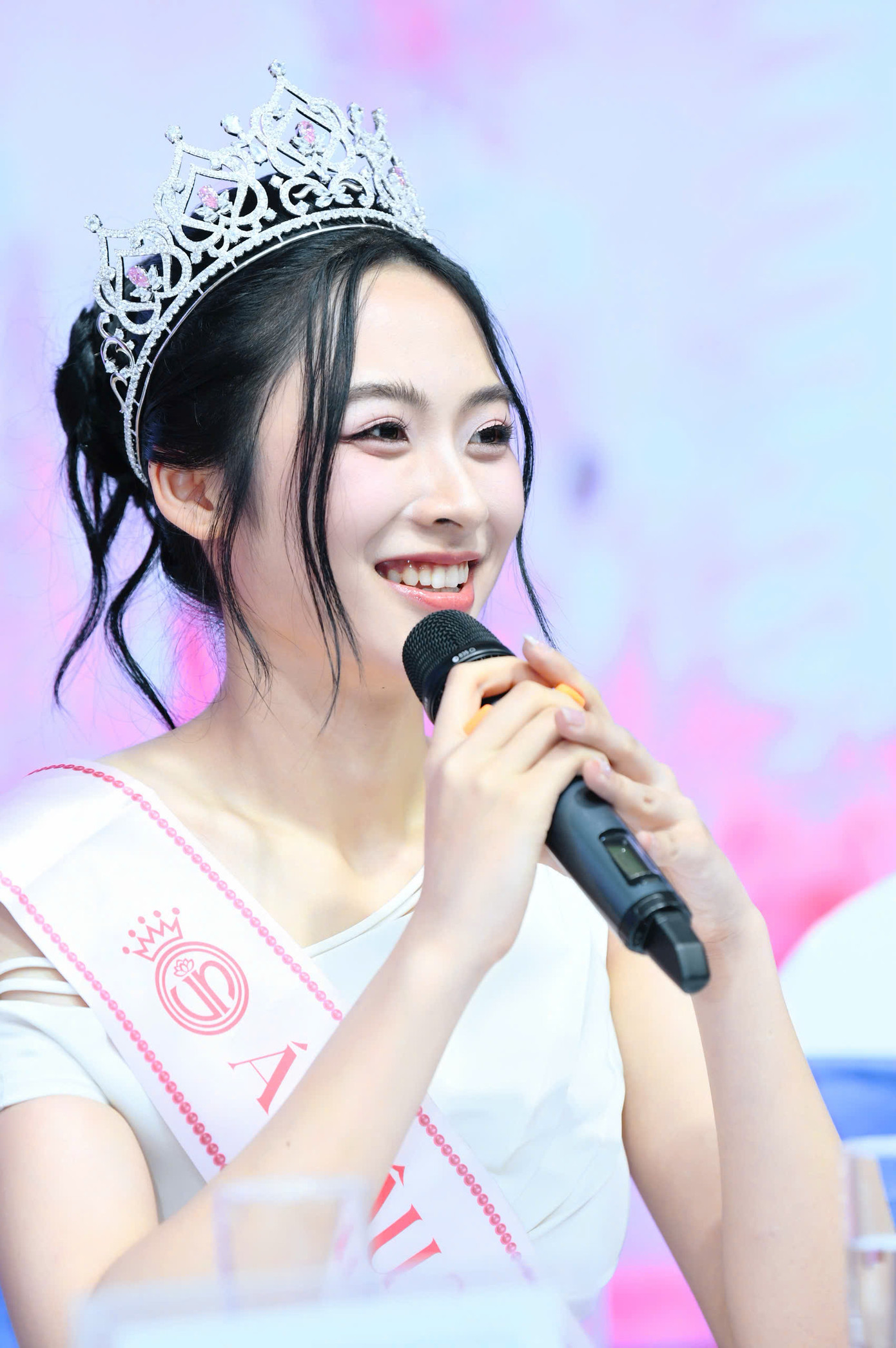 Hoa hậu Hà Trúc Linh và Á hậu 2 Nguyễn Thị Vân Nhi trả lời câu hỏi của phóng viên. Ảnh: Trọng Tài.