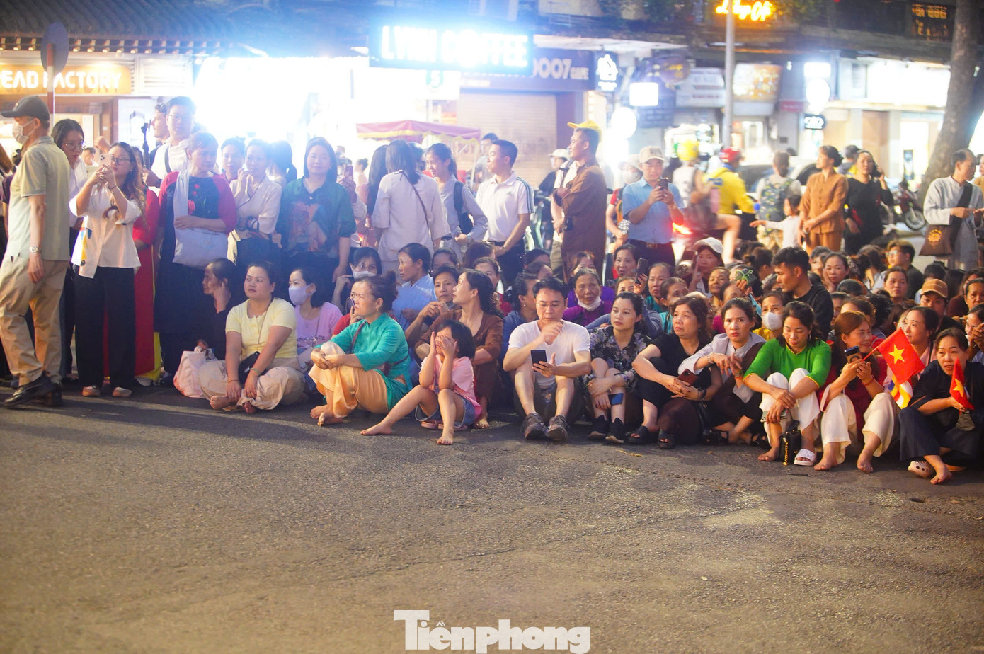 Lượng người đổ về khu vực phố đi bộ Hồ Gươm ngày càng đông. Tuy nhiên, dưới sự điều phối của lực lượng công an, trật tự an ninh được đảm bảo.