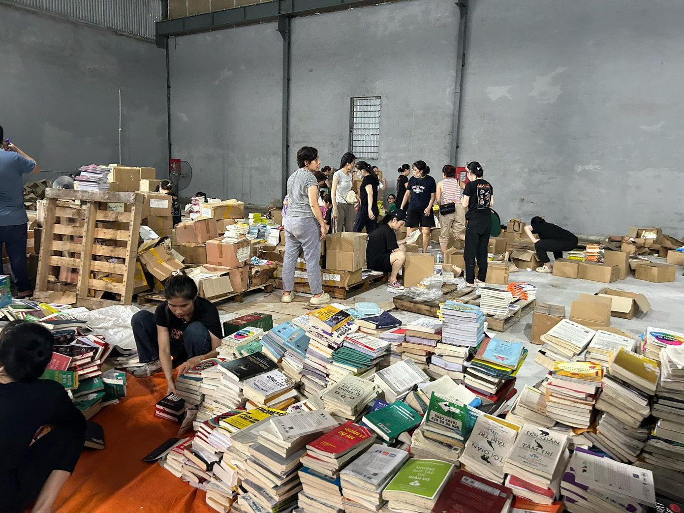 Cán bộ nhân viên của công ty và đội ngũ cộng tác viên nỗ lực dọn dẹp kho sách. Cán bộ nhân viên của công ty và đội ngũ cộng tác viên nỗ lực dọn dẹp kho sách.