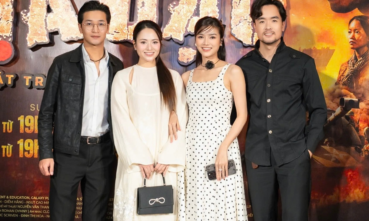 Đông đảo nghệ sĩ phía Bắc như vợ chồng nghệ sĩ Anh Tuấn - Nguyệt Hằng, diễn viên Thanh Bình, vợ chồng đạo diễn Khải Anh - Đan Lê, hai bộ đôi gia đình Việt Hoa, Anh Đào, diễn viên Thanh Sơn đến chung vui cùng đạo diễn Bùi Thạc Chuyên. Bà xã Tú Oanh cũng xuất hiện rạng rỡ bên cạnh chồng - đạo diễn Bùi Thạc Chuyên. Đông đảo nghệ sĩ phía Bắc như vợ chồng nghệ sĩ Anh Tuấn - Nguyệt Hằng, diễn viên Thanh Bình, vợ chồng đạo diễn Khải Anh - Đan Lê, hai bộ đôi gia đình Việt Hoa, Anh Đào, diễn viên Thanh Sơn đến chung vui cùng đạo diễn Bùi Thạc Chuyên. Bà xã Tú Oanh cũng xuất hiện rạng rỡ bên cạnh chồng - đạo diễn Bùi Thạc Chuyên.