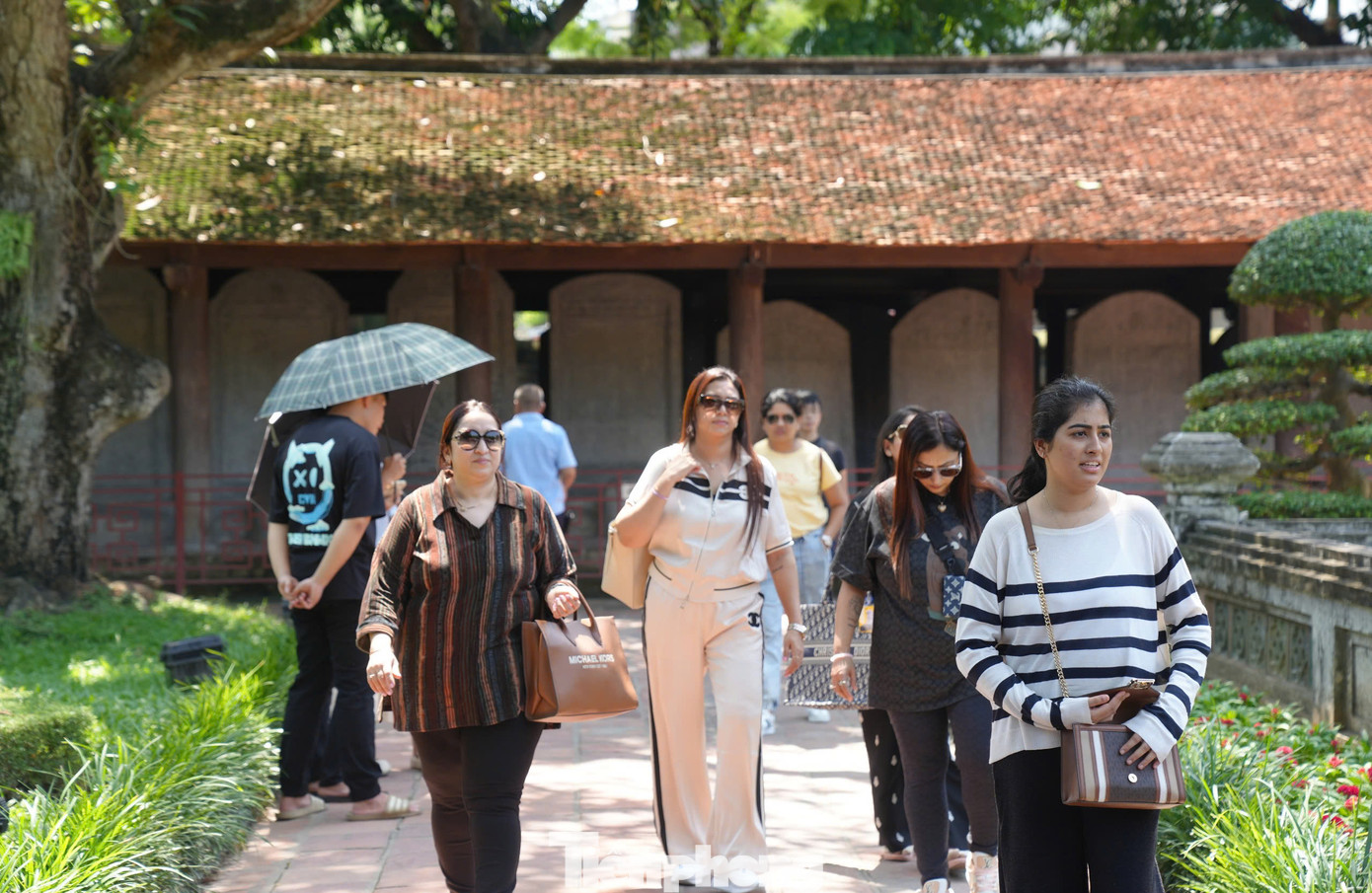 Văn Miếu - Quốc Tử Giám hút khách quốc tế. Ảnh: Nguyễn Trọng Quân. Văn Miếu - Quốc Tử Giám hút khách quốc tế. Ảnh: Nguyễn Trọng Quân.