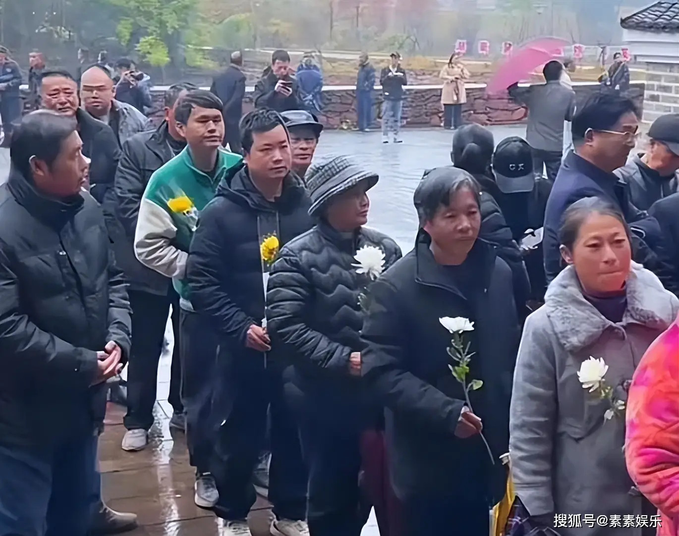 Người dân xếp hàng tiễn biệt nữ nhà văn. Người dân xếp hàng tiễn biệt nữ nhà văn.