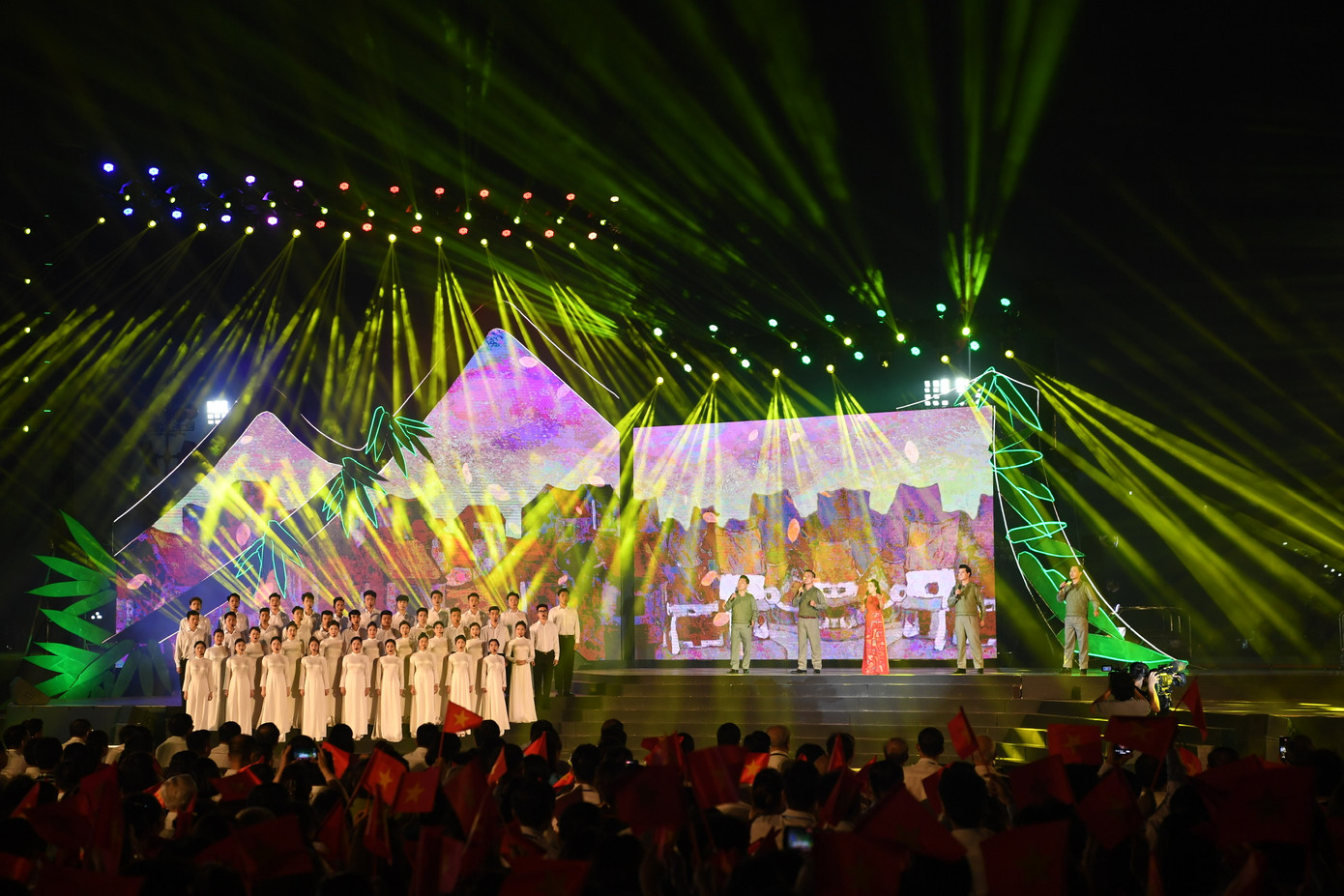 Ê-kíp phụ trách âm nhạc của chương trình có nhiệm vụ giúp thế hệ trẻ cảm nhận được vì sao các tác phẩm âm nhạc thời đó lại góp phần mang đến tinh thần chiến đấu, sức sống mãnh liệt của cả một chiến dịch. Ngoài những bản phối mang tính giao hưởng hoành tráng, nhiều bản phối mang âm hưởng âm nhạc đương đại được lồng ghép vào chương trình.