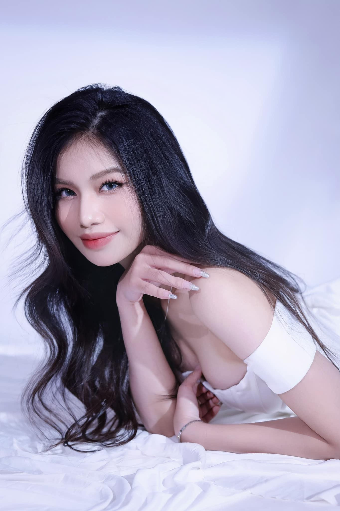 Trên phim, nhân vật Như Ý chững chạc và bản lĩnh. Ít ai biết rằng Sharon Arul - cô gái thủ vai Như Ý vẫn còn đang ngồi trên ghế nhà trường. Trên phim, nhân vật Như Ý chững chạc và bản lĩnh. Ít ai biết rằng Sharon Arul - cô gái thủ vai Như Ý vẫn còn đang ngồi trên ghế nhà trường.