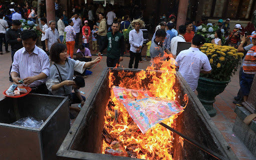 Hoạt động đốt vàng mã quá nhiều cũng là việc làm không đúng với giáo lý nhà Phật.