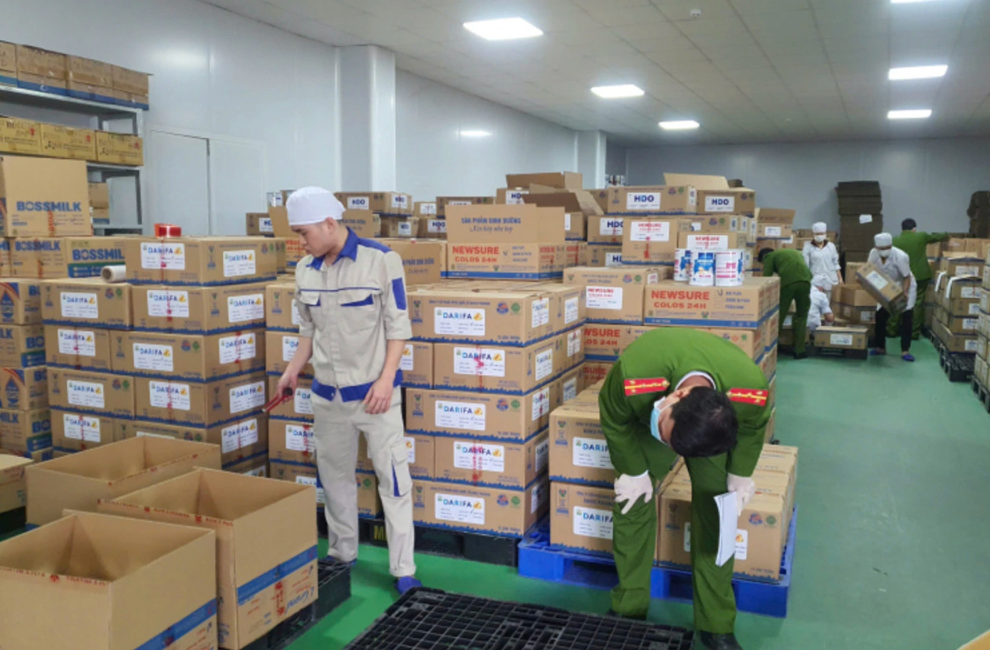 Một số nhãn hiệu sữa bột giả bị phanh phui. Một số nhãn hiệu sữa bột giả bị phanh phui.