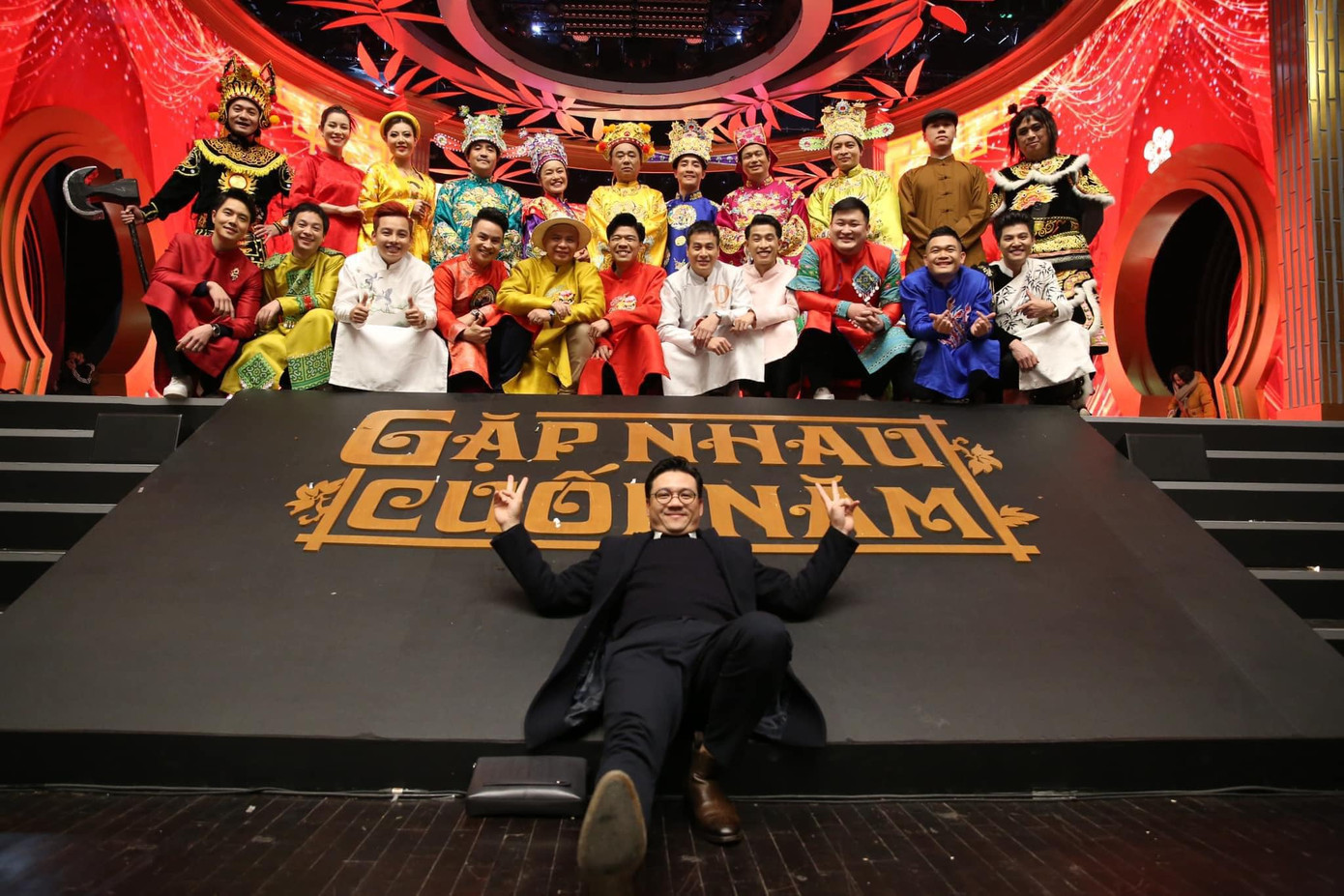 Đạo diễn Khải Anh cùng dàn nghệ sĩ tham gia Táo Quân 2024. Đạo diễn Khải Anh cùng dàn nghệ sĩ tham gia Táo Quân 2024.