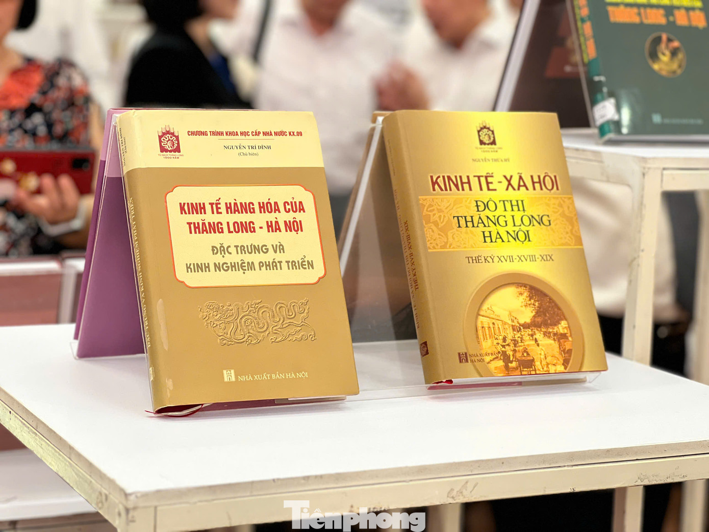 Các tư liệu phản ánh lịch sử hình thành và phát triển của Thủ đô Hà Nội.
