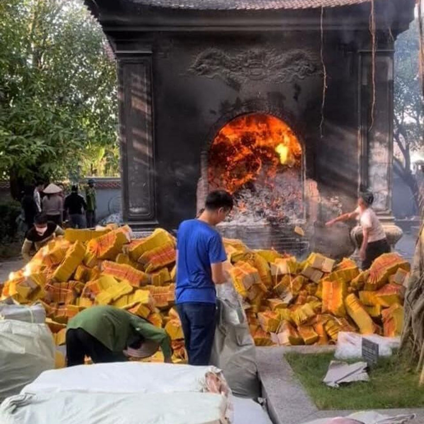 Hình ảnh người dân đốt hàng tấn vàng mã lan truyền trên mạng xã hội cho thấy sự lãng phí.