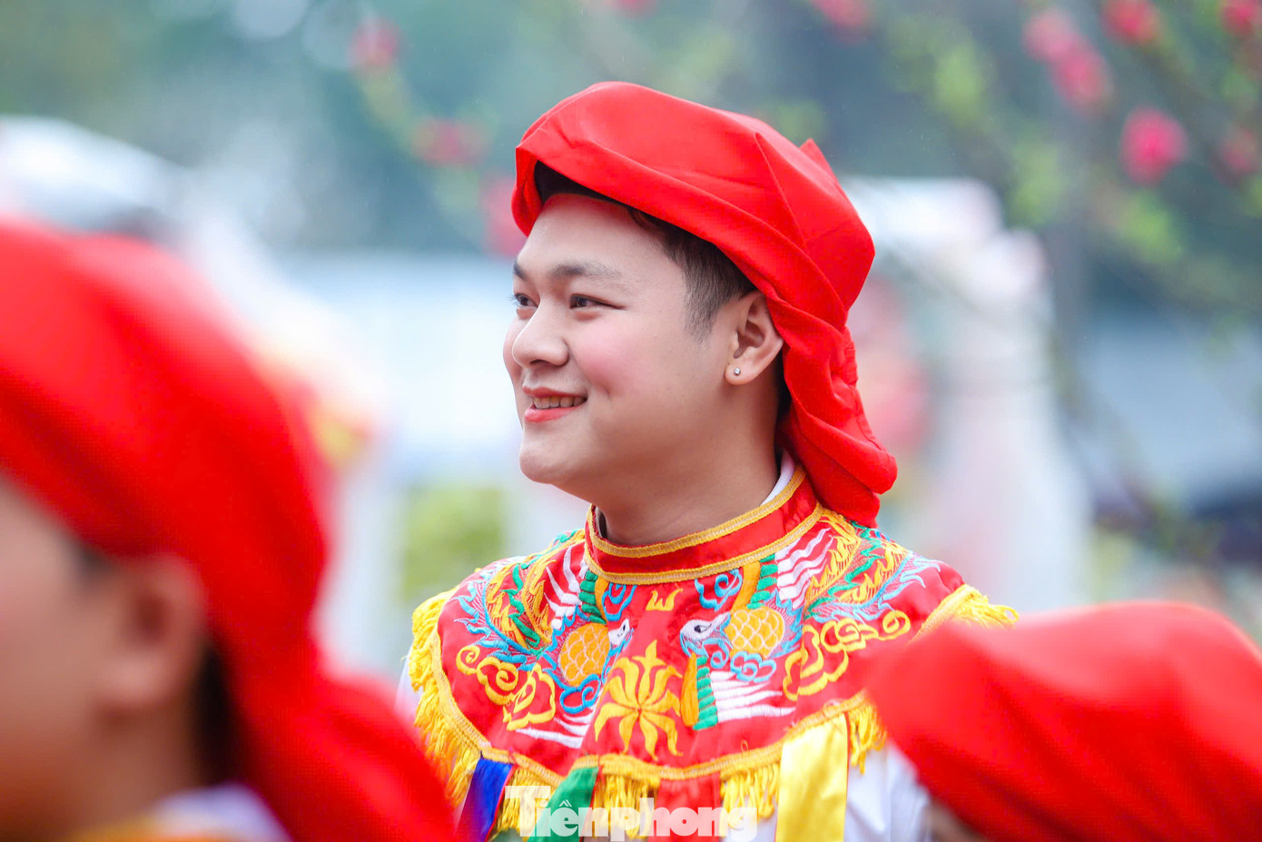 Các nam thanh niên trang điểm cầu kỳ, thần sắc rạng rỡ.