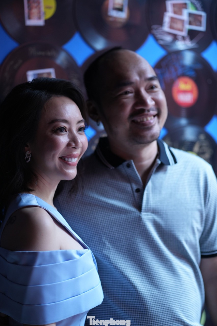 Thu Trang năng lượng trong công việc, nhưng hướng nội, ít nói khi ở nhà. Ông xã Tiến Luật nhận xét vợ khó tính. Còn Thu Trang kể ông xã hòa đồng, thích giao lưu. Đóng chung trong Con Nhót mót chồng, Thu Trang đổi vai thành người "cầm cưa", theo đuổi nhân vật Mạnh do Tiến Luật thủ vai. Ảnh: Trọng Quân.