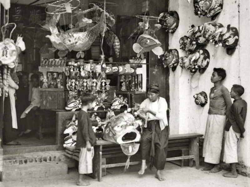 Một cửa hàng bán đồ chơi ở phố Hàng Gai, Hà Nội xưa vào dịp Tết Trung thu. Một cửa hàng bán đồ chơi ở phố Hàng Gai, Hà Nội xưa vào dịp Tết Trung thu.