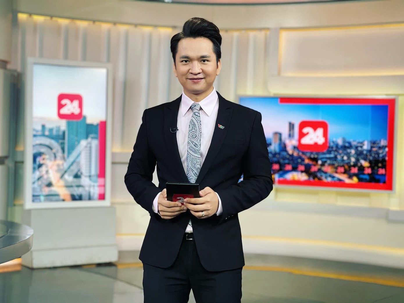 MC Hạnh Phúc là một trong những người dẫn chương trình quen thuộc của &quot;Chuyển động 24h&quot;.