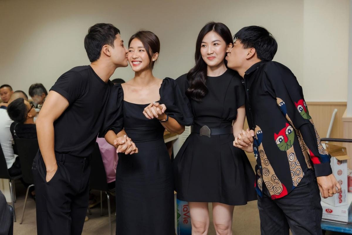 Thanh Sơn hôn má bạn diễn vô cùng tình cảm, dấy lên tin đồn &quot;phim giả tình thật&quot;.