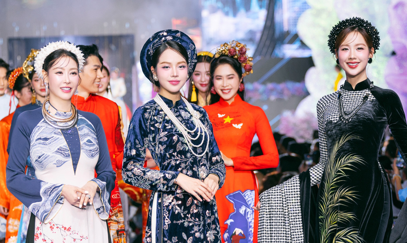 Ba hoa hậu cùng trình diễn áo dài. Ba hoa hậu cùng trình diễn áo dài.
