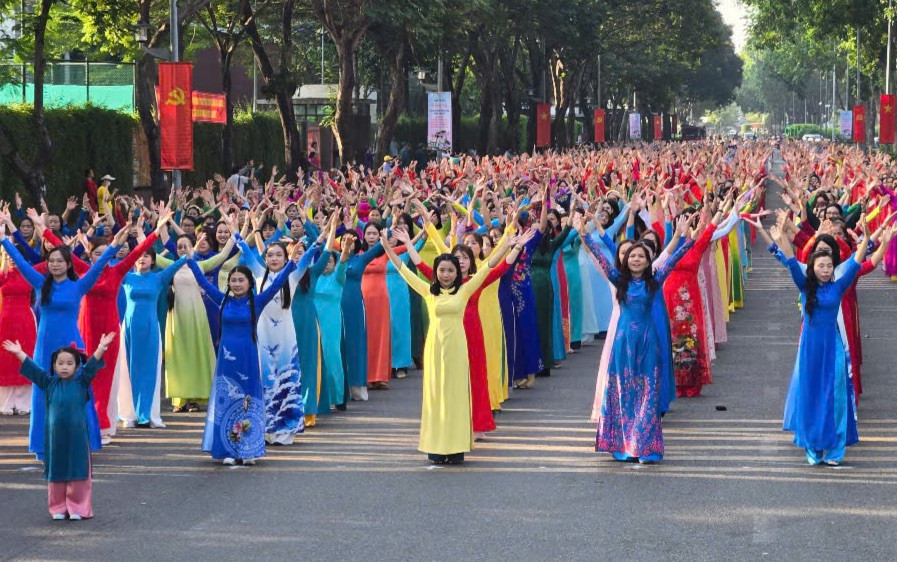 Chương trình đồng diễn dân vũ áo dài thu hút cả ngàn người tham gia. Chương trình đồng diễn dân vũ áo dài thu hút cả ngàn người tham gia.