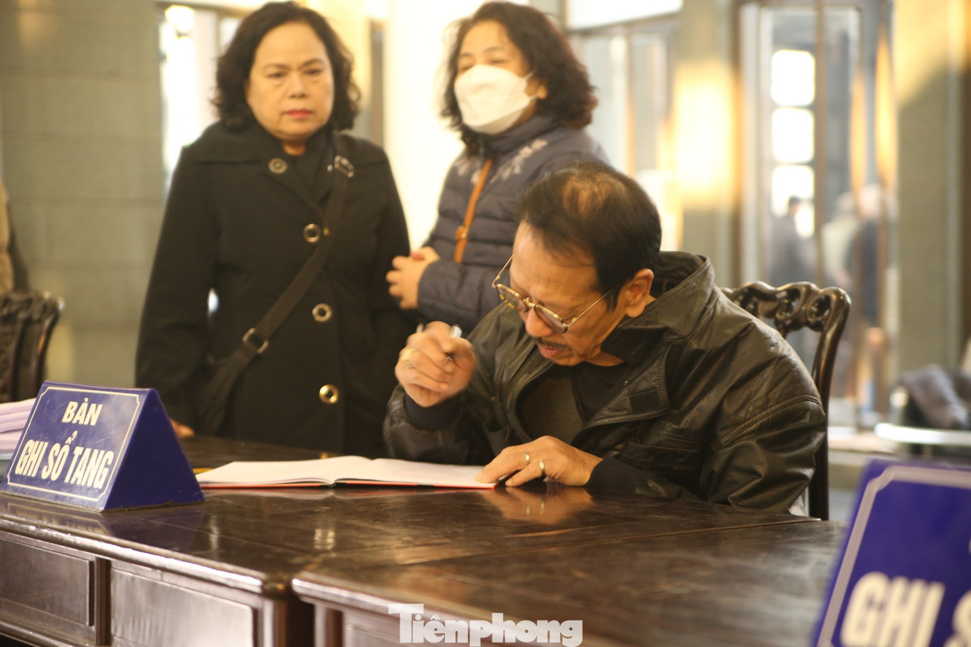 Nhà biên kịch Trịnh Thanh Nhã và đạo diễn Huy Hoàng ghi sổ tang. Ảnh: Gia Linh Nhà biên kịch Trịnh Thanh Nhã và đạo diễn Huy Hoàng ghi sổ tang. Ảnh: Gia Linh