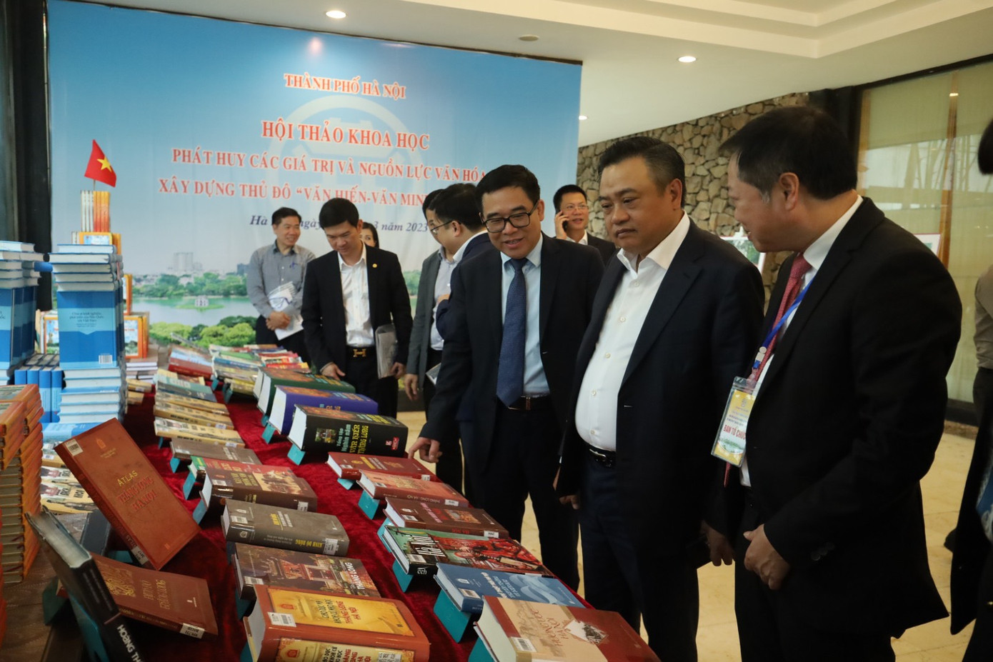 Chủ tịch UBND TP. Hà Nội Trần Sỹ Thanh tham quan triển lãm. Không gian trưng bày sách với trên 200 tư liệu được tuyển chọn cho hai nội dung chính, gồm Quan điểm, đường lối của Đảng về xây dựng và phát triển nền văn hóa Việt Nam và văn hóa Thăng Long - Hà Nội, giá trị tinh thần, nguồn lực phát triển thủ đô. Nhiều cuốn sách giới thiệu quan điểm về xây dựng và phát triển văn hóa của Đảng ta, của Chủ tịch Hồ Chí Minh, khẳng định vai trò của văn hóa trong đời sống xã hội - nền tảng tinh thần, nguồn lực nội sinh phát triển thủ đô và đất nước trong giai đoạn mới.