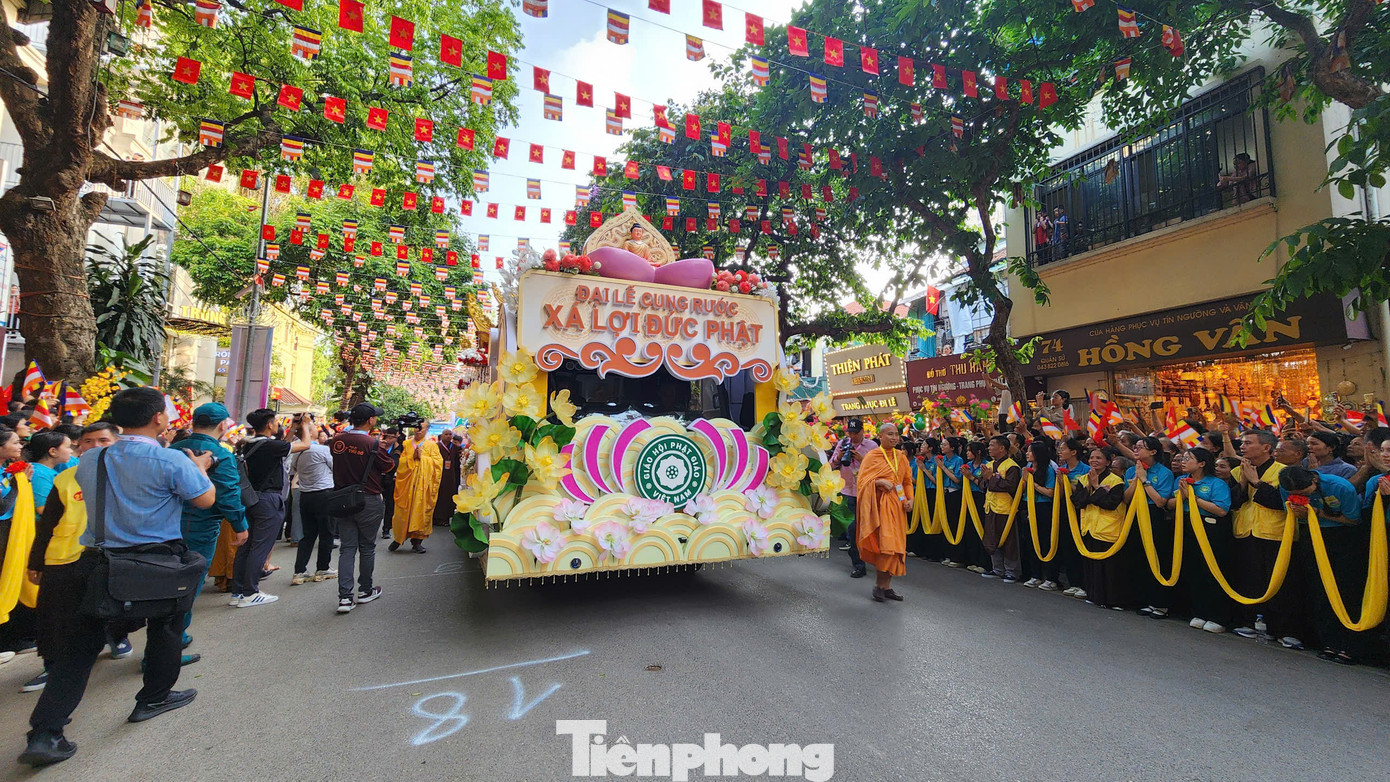 Khoảng 17h, đoàn cung rước về tới chùa Quán Sứ. Hàng trăm Phật tử xếp hàng nghênh đón xá lợi Đức Phật.