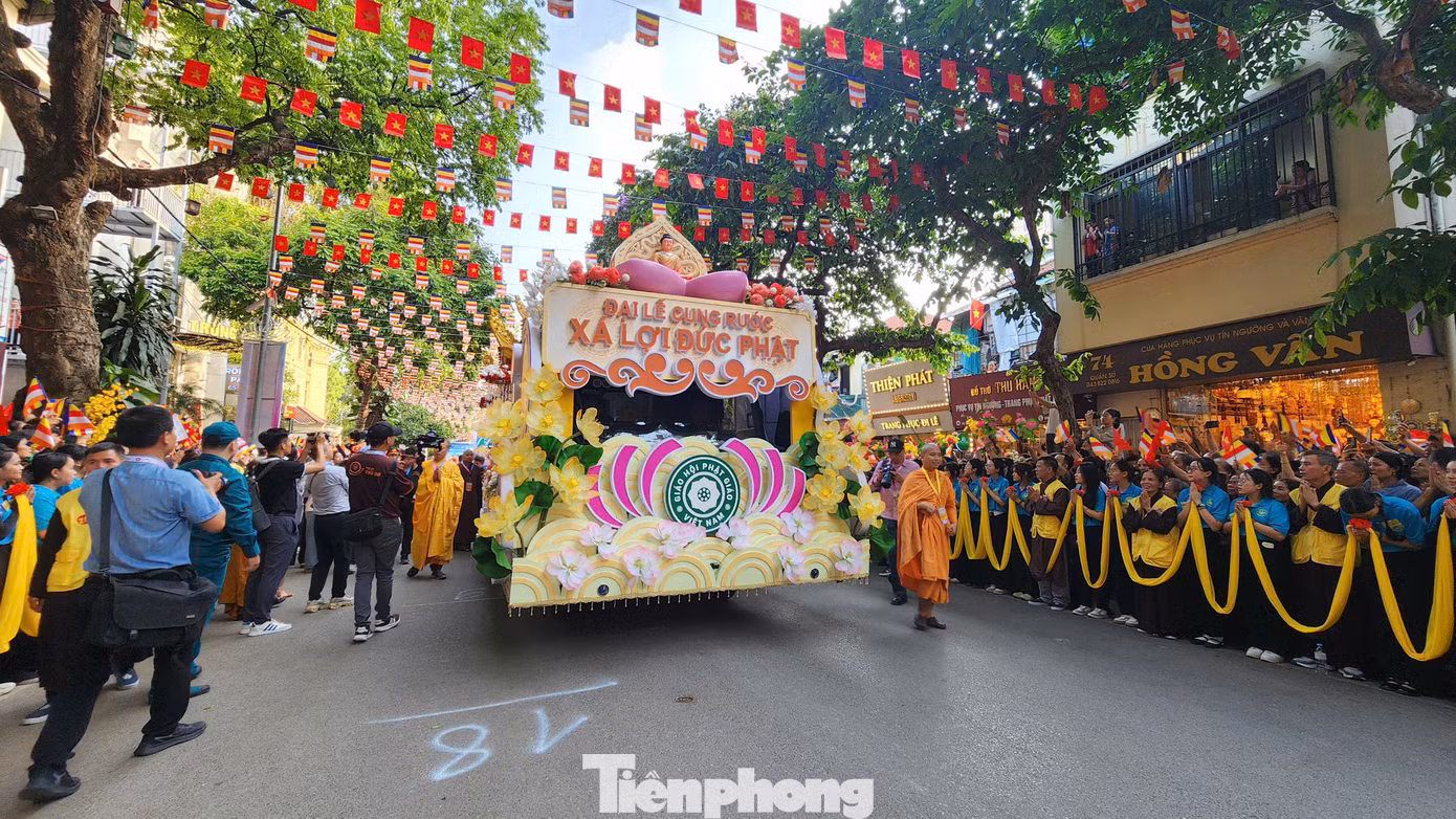 Khoảng 17h, đoàn cung rước về tới chùa Quán Sứ. Hàng trăm Phật tử xếp hàng nghênh đón xá lợi Đức Phật.