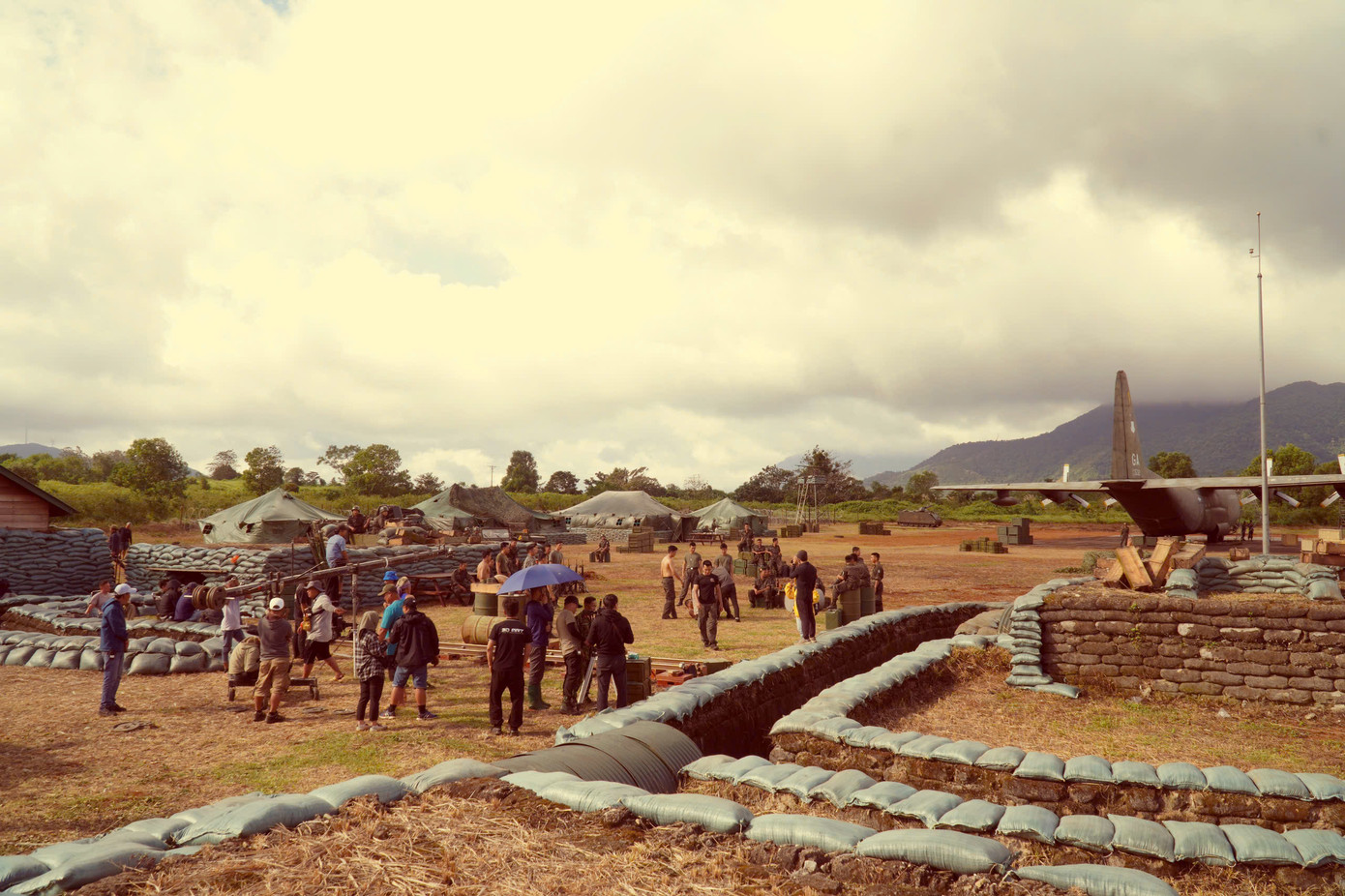 Phim trường hàng chục héc-ta được dựng tại Quảng Trị. Phim trường hàng chục héc-ta được dựng tại Quảng Trị.