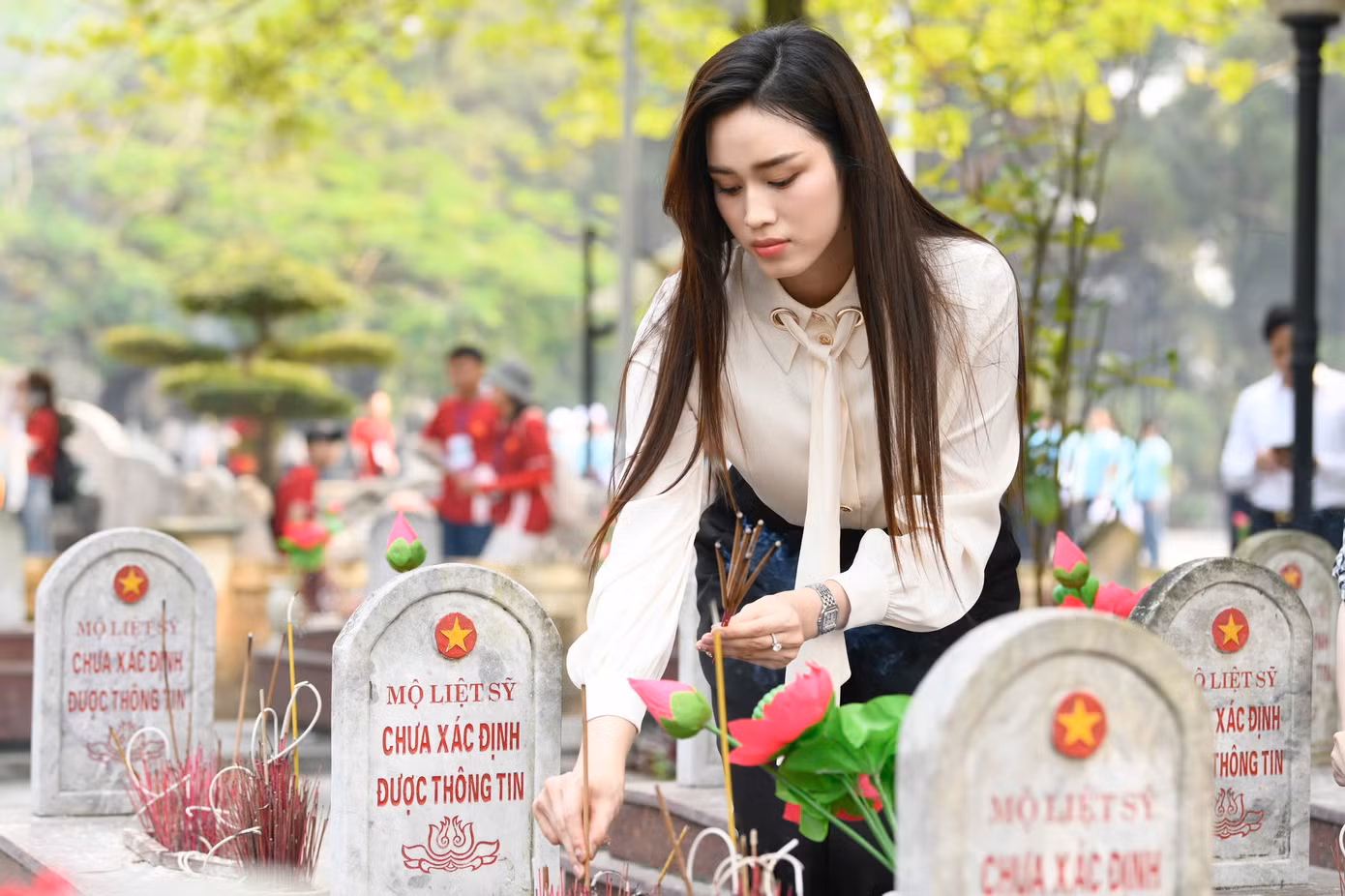 Hoa hậu Việt Nam 2020 Đỗ Thị Hà thắp hương tại những ngôi mộ liệt sĩ chưa xác định được thông tin.