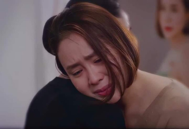 Hồng Diễm có diễn xuất tốt nhưng vẫn bị ném đá khi nhiều lần vào vai người vợ nhẫn nhục, yếu đuối quá mức. Hồng Diễm có diễn xuất tốt nhưng vẫn bị ném đá khi nhiều lần vào vai người vợ nhẫn nhục, yếu đuối quá mức.