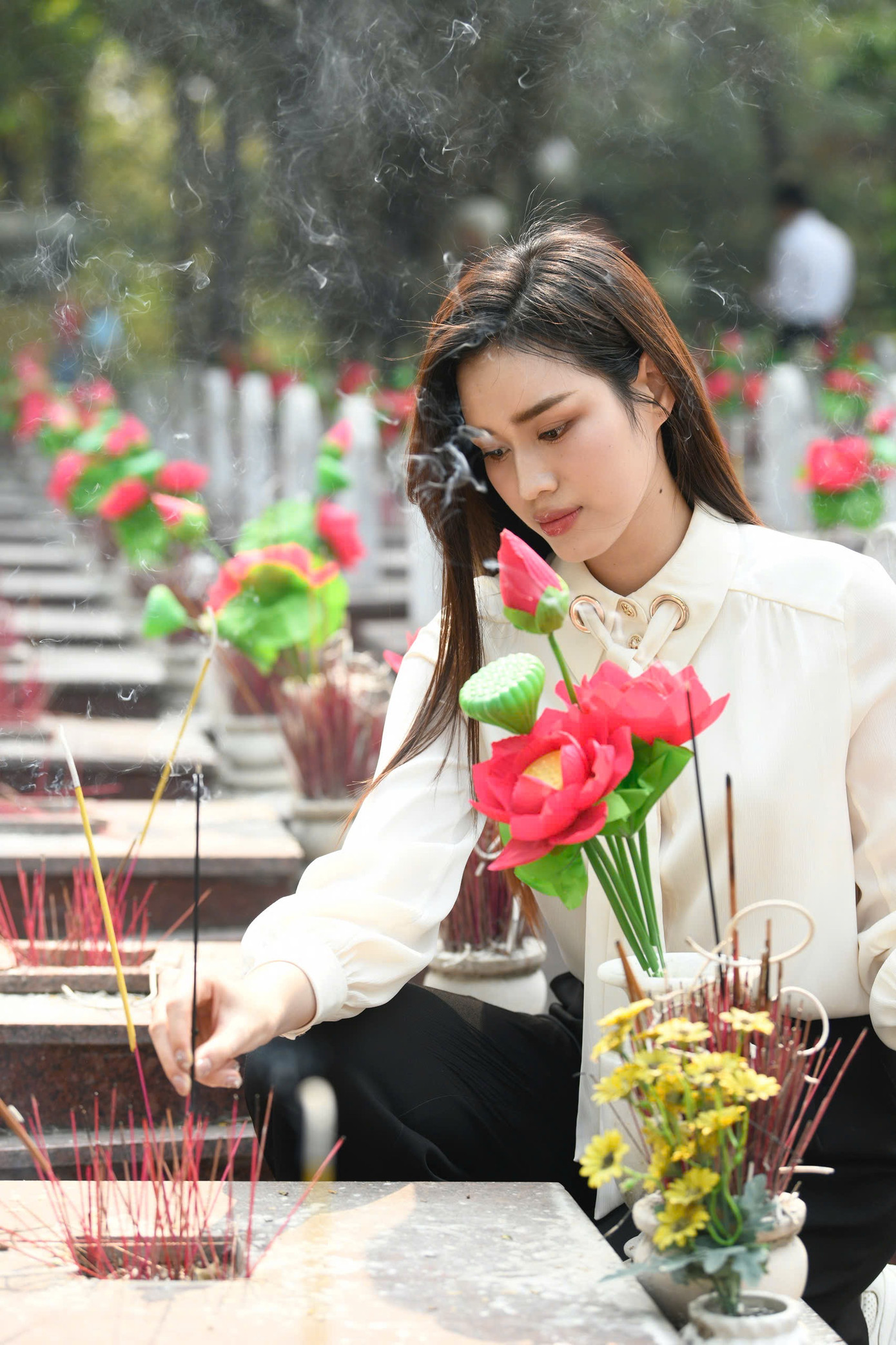 Hoa hậu Đỗ Thị Hà bày tỏ khi tới Nghĩa trang liệt sĩ Trường Sơn, cô càng thêm trân trọng giá trị của hòa bình. "Thế hệ trẻ cần noi gương cha ông đi trước, không ngừng học tập, lao động và cống hiến cho Tổ quốc", Đỗ Thị Hà nói.