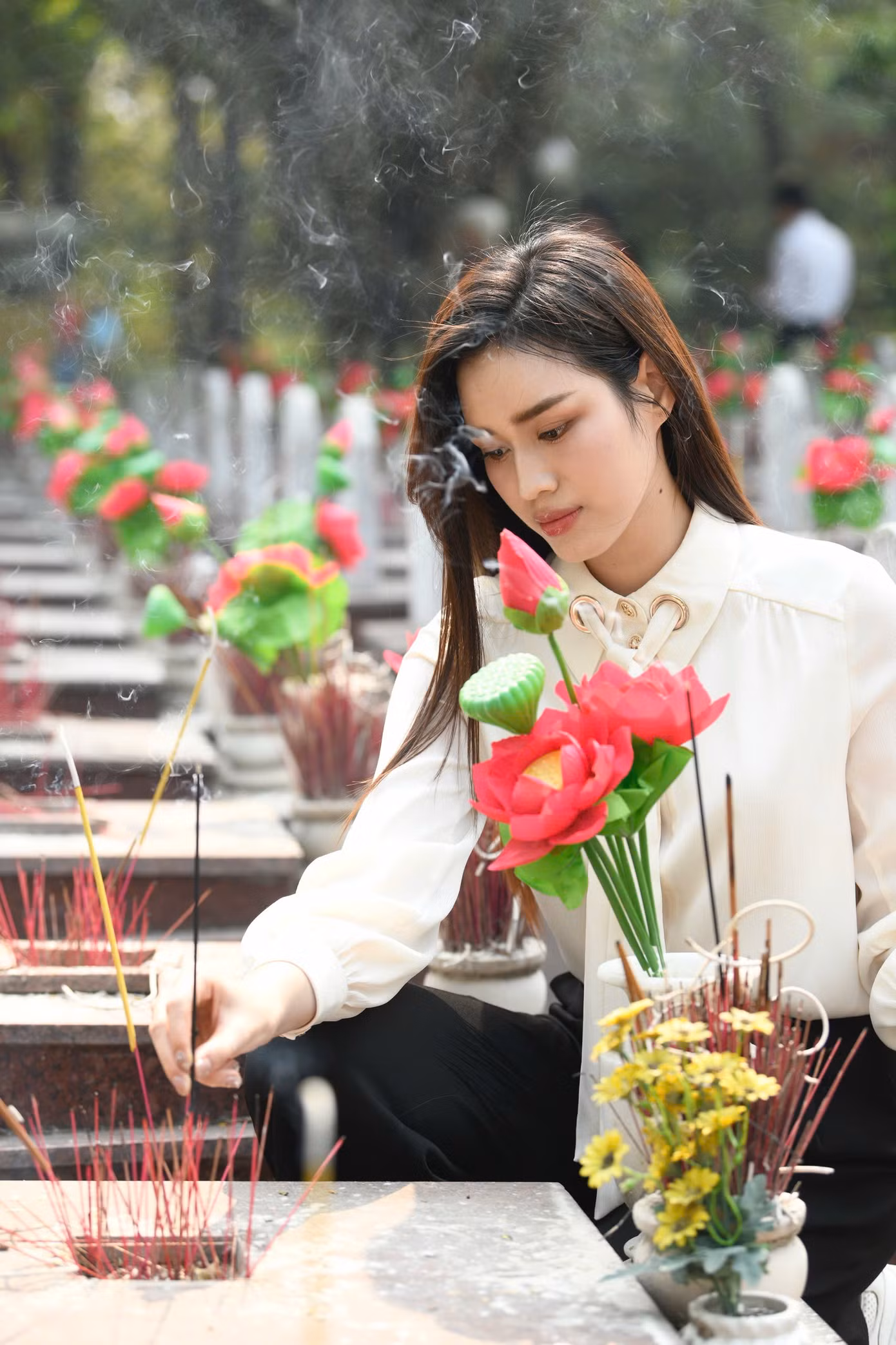 Hoa hậu Đỗ Thị Hà bày tỏ khi tới Nghĩa trang liệt sĩ Trường Sơn, cô càng thêm trân trọng giá trị của hòa bình. "Thế hệ trẻ cần noi gương cha ông đi trước, không ngừng học tập, lao động và cống hiến cho Tổ quốc", Đỗ Thị Hà nói.