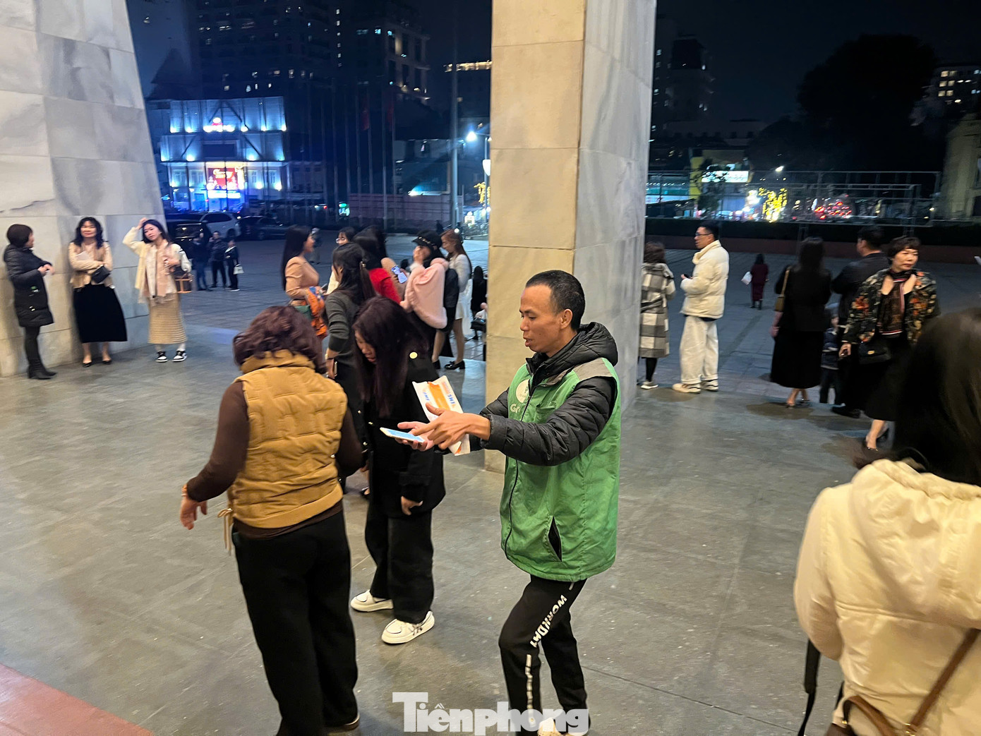 Gần giờ ghi hình, vé chợ đen chỉ còn hàng ghế trên tầng 2, khá xa khu vực sân khấu. Mức giá được phe vé đưa ra là 4-5 triệu đồng/cặp vé ở tầng 2. Vé chợ đen ế ẩm vì giá quá cao.