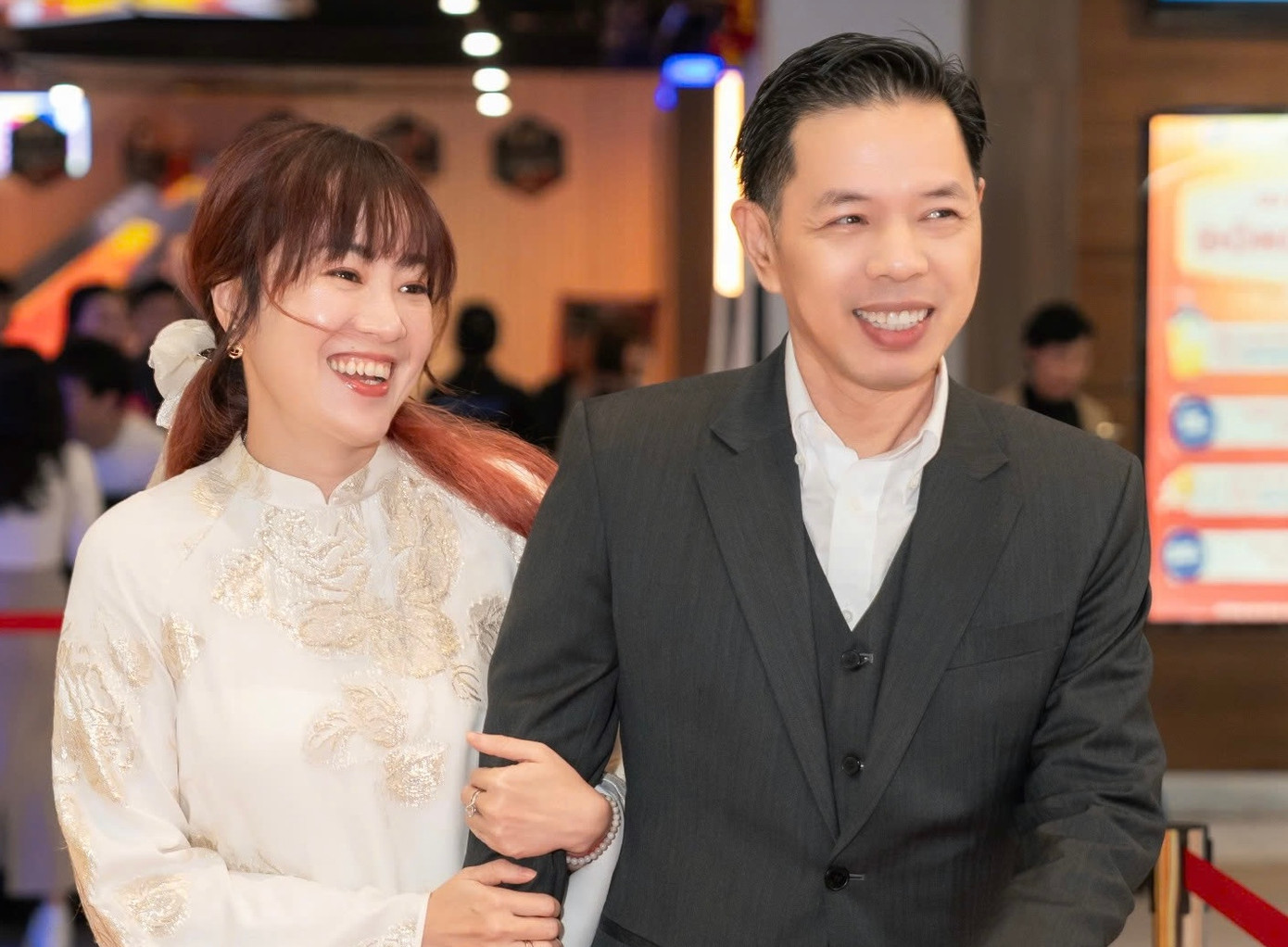 Diễn viên Thái Hòa cho rằng Địa đạo có lẽ là bộ phim đặc biệt nhất đối với anh đến thời điểm hiện tại. Là người con Hà Nội nhưng diễn viên Hồ Thu Anh đã quyết tâm tham gia dự án ngay khi biết về bộ phim đặc biệt này. "May mắn lớn nhất của tôi là được gặp gỡ, sinh sống cùng các cô chú cựu chiến binh - đã truyền lửa để tôi hiểu, chiến tranh không chỉ có bom đạn, mà còn là tình người, tình đồng đội và tình yêu”, Thu Anh nói. Diễn viên Thái Hòa cho rằng Địa đạo có lẽ là bộ phim đặc biệt nhất đối với anh đến thời điểm hiện tại. Là người con Hà Nội nhưng diễn viên Hồ Thu Anh đã quyết tâm tham gia dự án ngay khi biết về bộ phim đặc biệt này. "May mắn lớn nhất của tôi là được gặp gỡ, sinh sống cùng các cô chú cựu chiến binh - đã truyền lửa để tôi hiểu, chiến tranh không chỉ có bom đạn, mà còn là tình người, tình đồng đội và tình yêu”, Thu Anh nói.