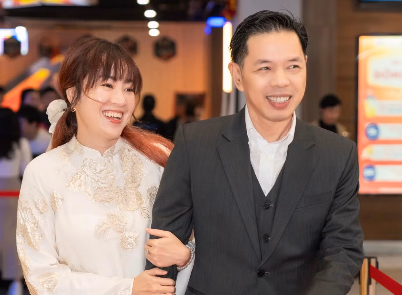 Diễn viên Thái Hòa cho rằng Địa đạo có lẽ là bộ phim đặc biệt nhất đối với anh đến thời điểm hiện tại. Là người con Hà Nội nhưng diễn viên Hồ Thu Anh đã quyết tâm tham gia dự án ngay khi biết về bộ phim đặc biệt này. "May mắn lớn nhất của tôi là được gặp gỡ, sinh sống cùng các cô chú cựu chiến binh - đã truyền lửa để tôi hiểu, chiến tranh không chỉ có bom đạn, mà còn là tình người, tình đồng đội và tình yêu”, Thu Anh nói. Diễn viên Thái Hòa cho rằng Địa đạo có lẽ là bộ phim đặc biệt nhất đối với anh đến thời điểm hiện tại. Là người con Hà Nội nhưng diễn viên Hồ Thu Anh đã quyết tâm tham gia dự án ngay khi biết về bộ phim đặc biệt này. "May mắn lớn nhất của tôi là được gặp gỡ, sinh sống cùng các cô chú cựu chiến binh - đã truyền lửa để tôi hiểu, chiến tranh không chỉ có bom đạn, mà còn là tình người, tình đồng đội và tình yêu”, Thu Anh nói.