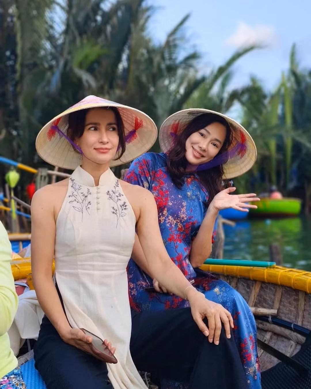 Ann Thongprasom (trái) nổi tiếng toàn châu Á nhờ những bộ phim tình cảm. Ann Thongprasom (trái) nổi tiếng toàn châu Á nhờ những bộ phim tình cảm.