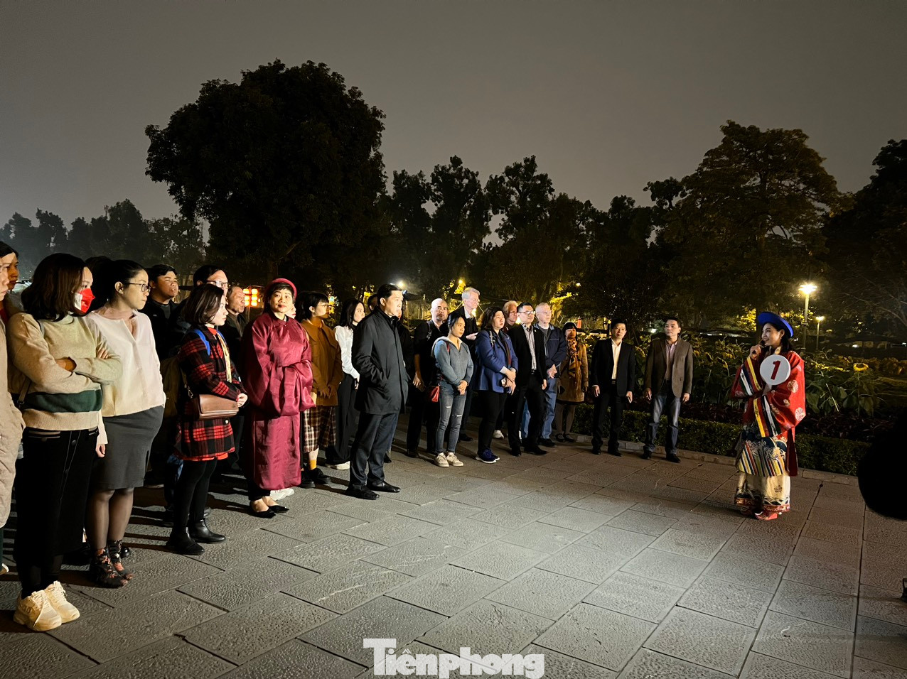 Tour du lịch độc đáo tại Hoàng thành vào ban đêm dành riêng cho khách nước ngoài kéo dài khoảng 90-120 phút. Trải nghiệm không gian Hoàng cung về đêm, khám phá các giá trị độc đáo từ nghệ thuật kiến trúc, đời sống ẩm thực cung đình... nằm trong chuỗi hoạt động thu hút khách du lịch.