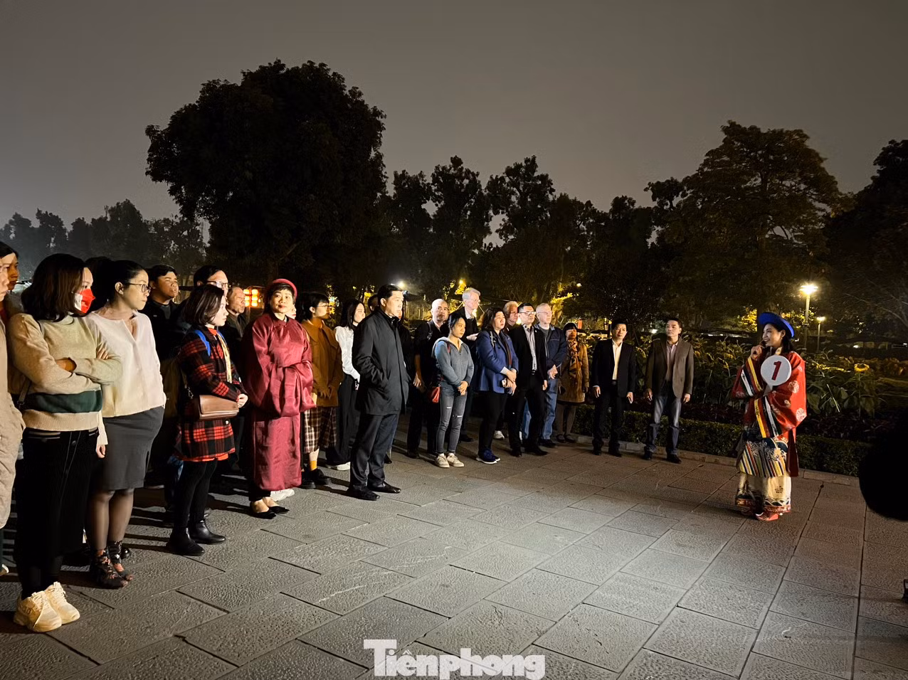 Tour du lịch độc đáo tại Hoàng thành vào ban đêm dành riêng cho khách nước ngoài kéo dài khoảng 90-120 phút. Trải nghiệm không gian Hoàng cung về đêm, khám phá các giá trị độc đáo từ nghệ thuật kiến trúc, đời sống ẩm thực cung đình... nằm trong chuỗi hoạt động thu hút khách du lịch.