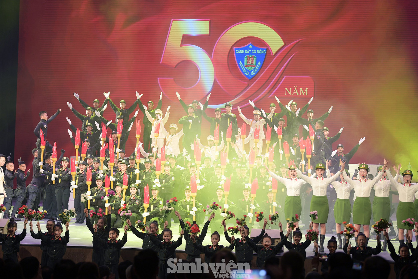 Chương trình nghệ thuật 50 năm Cảnh sát Cơ động - Những chặng đường vinh quang gồm 4 chương: Chặng đường vẻ vang - Những mốc son lịch sử; Vì bình yên cuộc sống; Quả đấm thép giữa thời bình; Mãi một niềm tin theo Đảng.