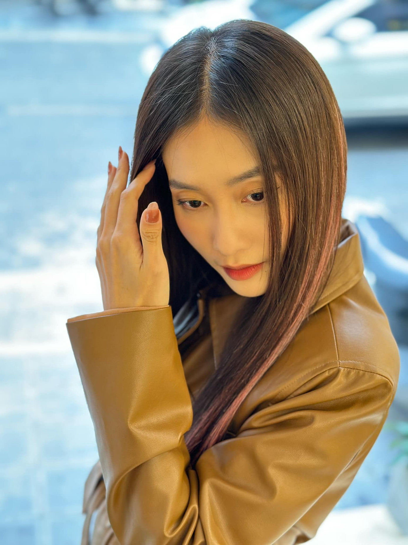 Lần thứ hai ra Bắc đóng phim, Khả Ngân cho biết cô khá áp lực vì chưa quen với thời tiết mùa đông ở Hà Nội. Tuy nhiên, cô tự tin sức khỏe tốt. Trước đó, khi quay 11 tháng 5 ngày, Khả Ngân phải nhập viện do suy nhược cơ thể.