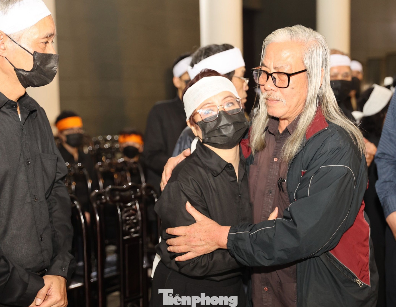 Nhà báo Xuân Ba chia buồn cùng tang quyến. Ảnh: NHƯ Ý.