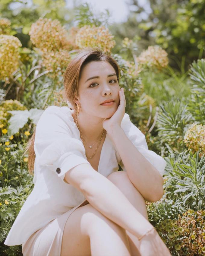 Theo thông tin từ trang HK01, Yasmine Ross là thí sinh của cuộc thi Hoa hậu gốc Hoa Vancouver. Nếu giành ngôi vị cao nhất, cô sẽ đại diện những người đẹp gốc Hoa ở Canada tham gia Hoa hậu quốc tế Trung Hoa tại Hồng Kông.