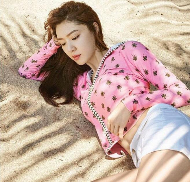 Ở tuổi gần 40, mỹ nhân Kbiz vẫn giữ được sắc vóc khiến nhiều người ghen tị. Nhiều trang báo Hàn đặt cho cô biệt danh &quot;sát thủ nữ chính&quot;, ám chỉ việc người đẹp đôi khi lấn át các vai nữ chính cả về nhan sắc lẫn thần thái