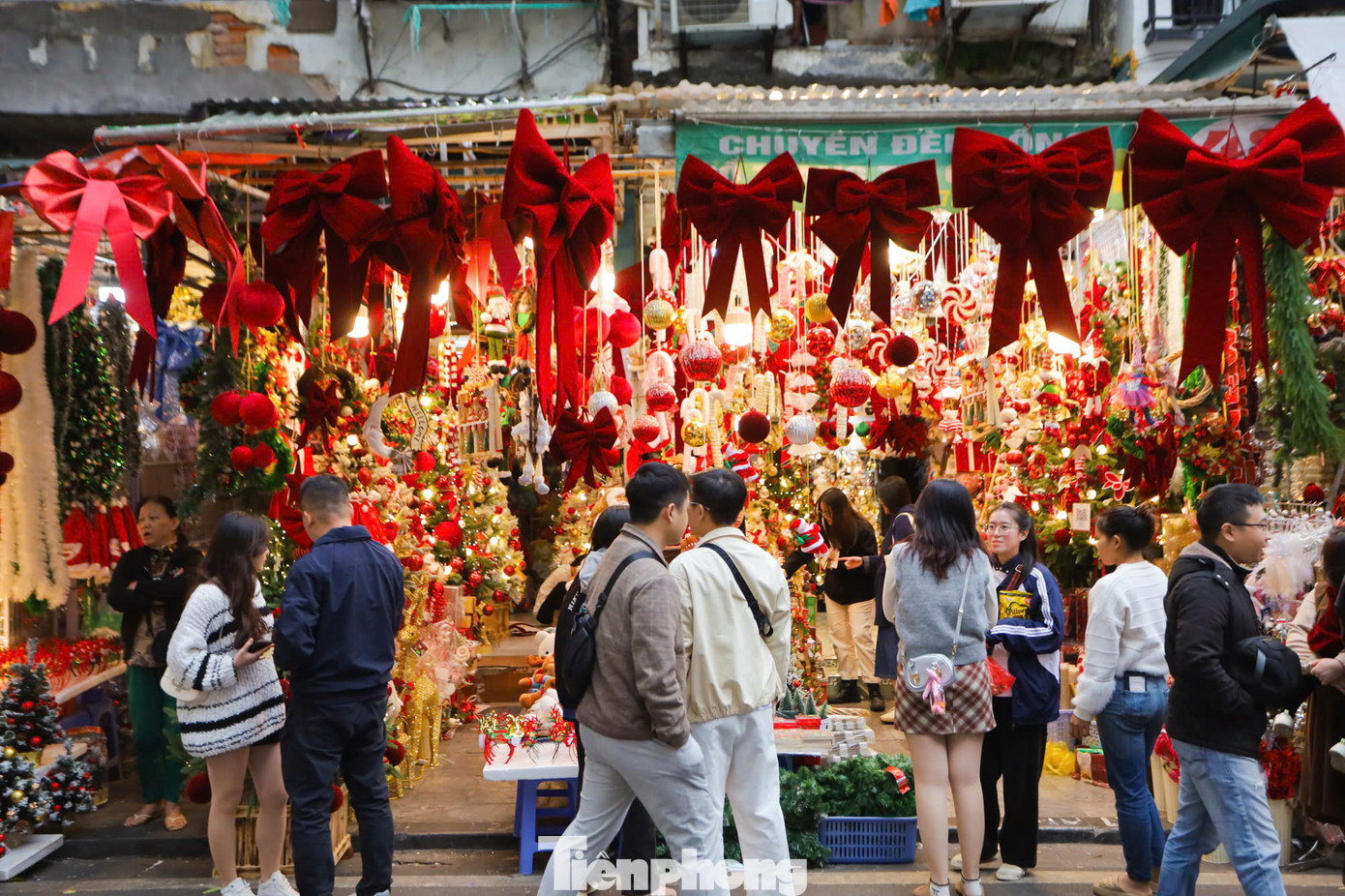 Giới trẻ thích thú chụp hình trước cửa hàng. Một số cửa hàng đề nghị khách phải trả phí nếu muốn nán lại chụp lâu.